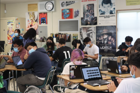 Students in Mr. Battaglini’s yearbook class work on their stories. While coming back to school has been positive for many, it has had its difficulties.  “Its a struggle transitioning because the social interactions felt new,” said senior Jasmine Ortiz.