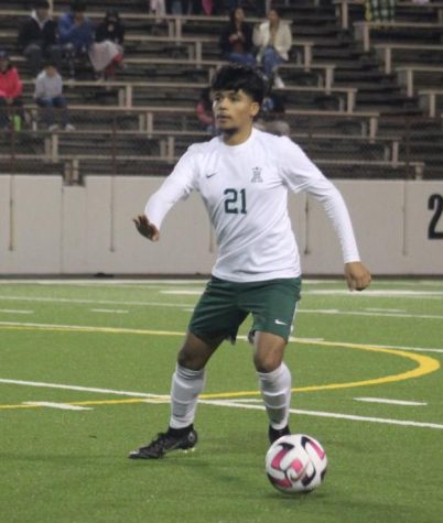 In a 4-2 win over the Salinas Cowboys on January 3rd, junior Ronaldo Corona earned praise for his steady play and applying pressure to his opponents. “I enjoy seeing the whole field, being an anchor and leading the team by communicating,” he said. “I see all the action occurring which means I need to be loud and talk to my teammates a lot.”
