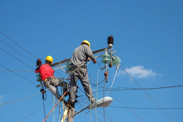 According to salary.com, the average Lineman Apprentice salary in California is $69,624 as of March 26, 2024, but the range typically falls between $62,698 and $77,996.(Image by wirestock on Freepik)